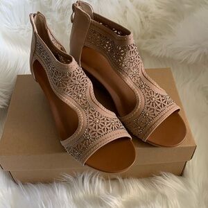 NEW IN BOX Wojwski women’s platform Sandal SZ 7.5 light Brown NIB